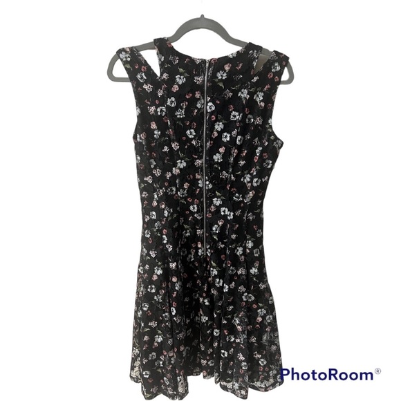 A Gabby Skye Dress in size 6 - Picture 5 of 6